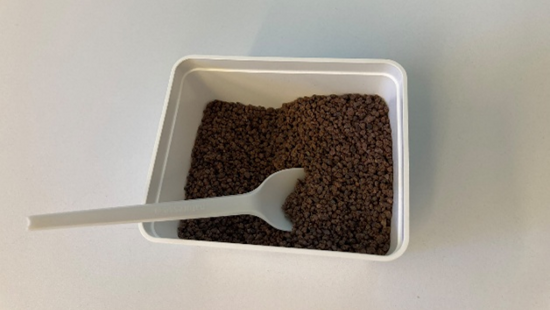Kakaonibs sind kleine, zerbrochene Stücke von Kakaobohnen, die fermentiert, getrocknet und teilweise geröstet werden. Nibs sind der Rohstoff, um Schokolade herzustellen.