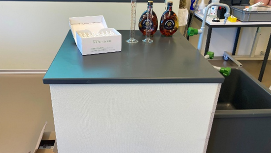 Für die Herstellung der natürlichen Medizinprodukte sind Reagenzgläser, Alkohol und diverse Utensilien notwendig.