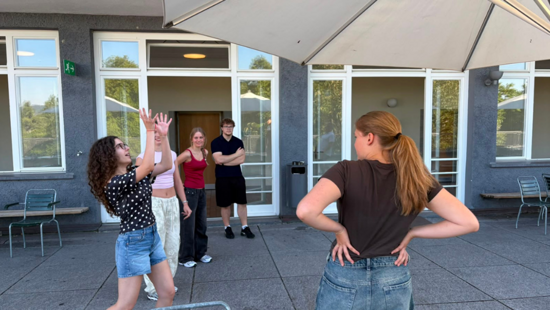 Theater spielen ist Arbeit am Ausdruck: Körper, Stimme, Mimik, Atem, Bewegung – alles gehört dazu.